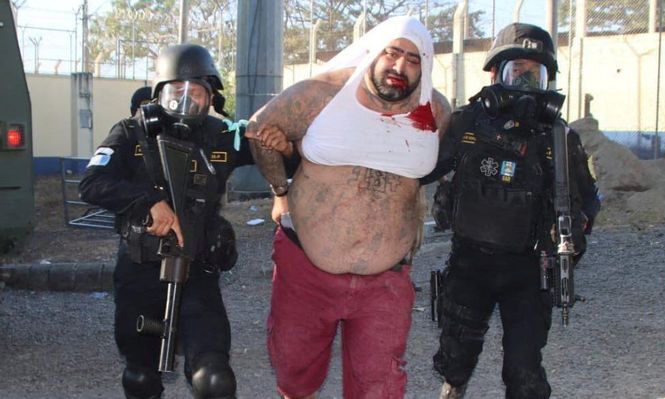 El líder de Barrio 18, Aldo Dupie alias El Lobo, fue capturado tras presuntamente dirigir un motín desde la prisión de máxima seguridad en la que está recluido.