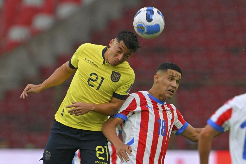 Alan Franco de Ecuador y Alex Arce de Paraguay por Eliminatorias