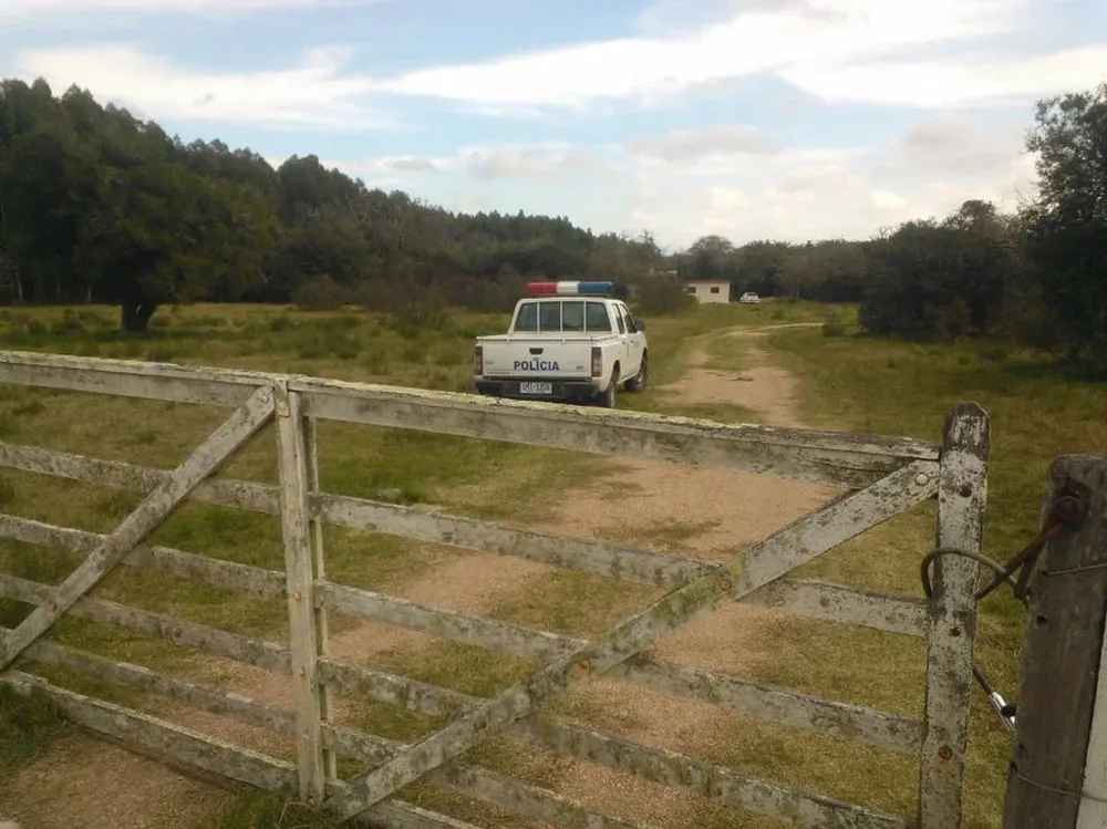 La policía realiza allanamientos en una casa que era del ciudadano alemán en Parador Tajes, a cinco kilómetros de Cerrillos