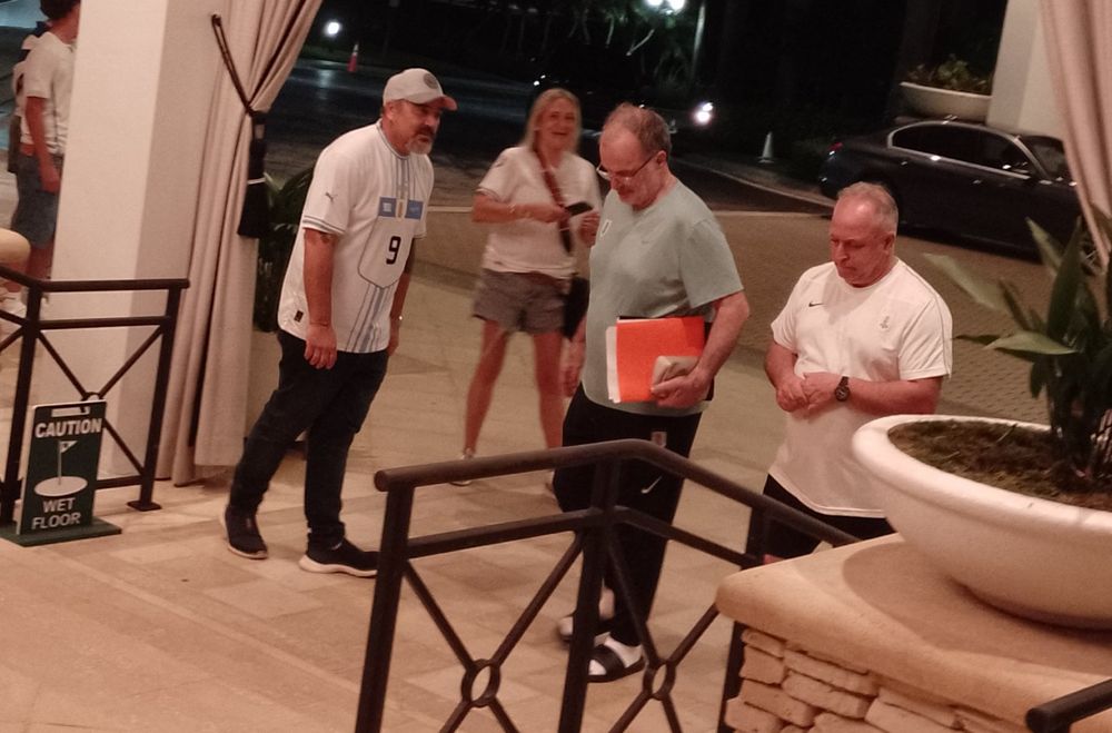 Marcelo Bielsa en una llegada al hotel de la selección uruguaya