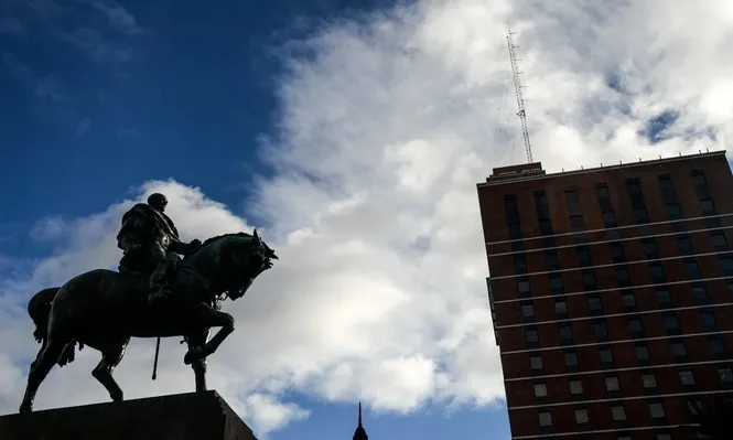 Así se verá alterada la Plaza Independencia por el rodaje de serie de Netflix