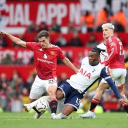 Manuel Ugarte con Manchester United ante Tottenham Hotspur por Premier League