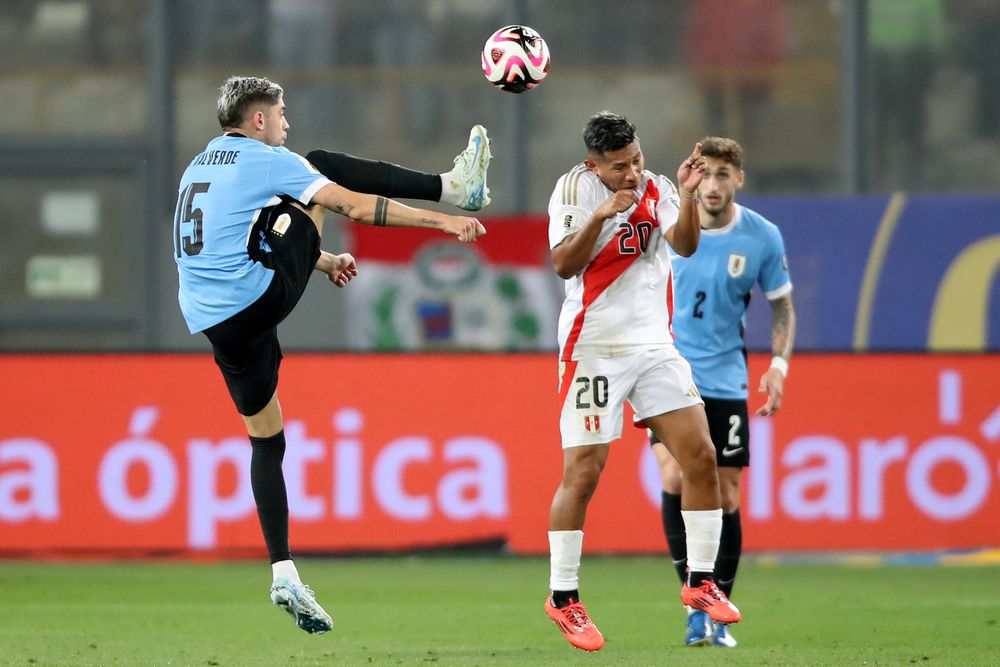 Edison Flores de Perú disputa un balón con Federico Valverde de Uruguay&nbsp; &nbsp;