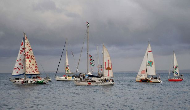 La flotilla con activistas pro islámicos que navega hacia Gaza por el mar Mediterráneo.
