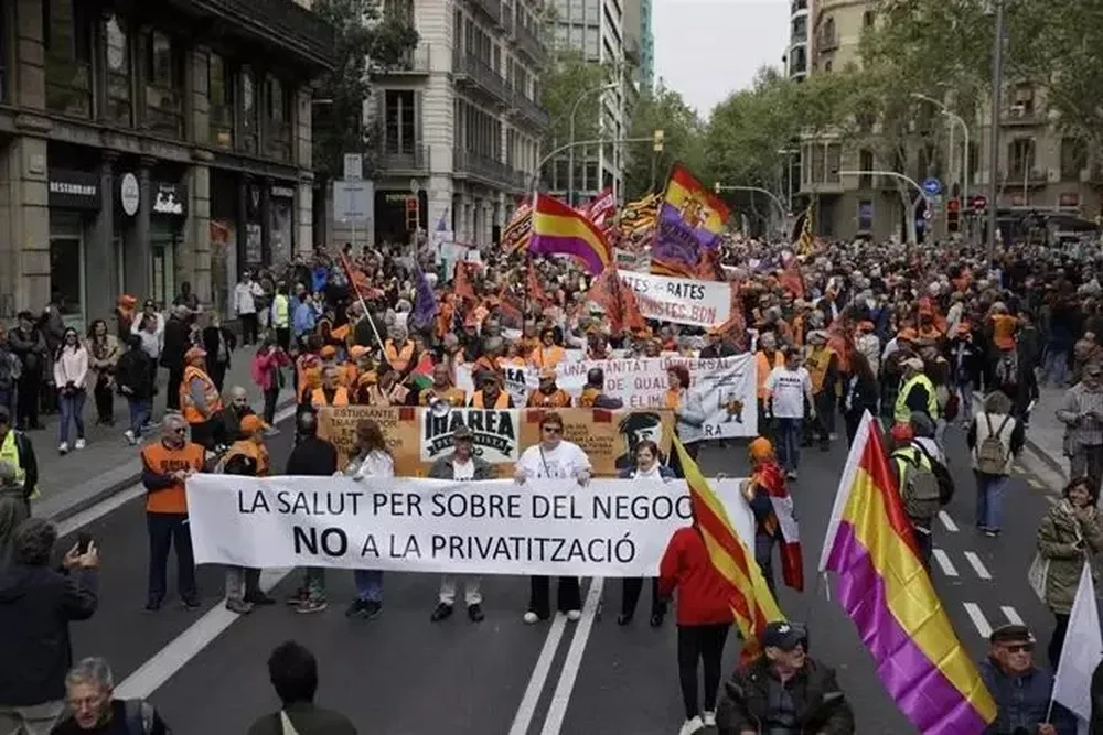 Manifestantes contra la privatización de la sanidad.