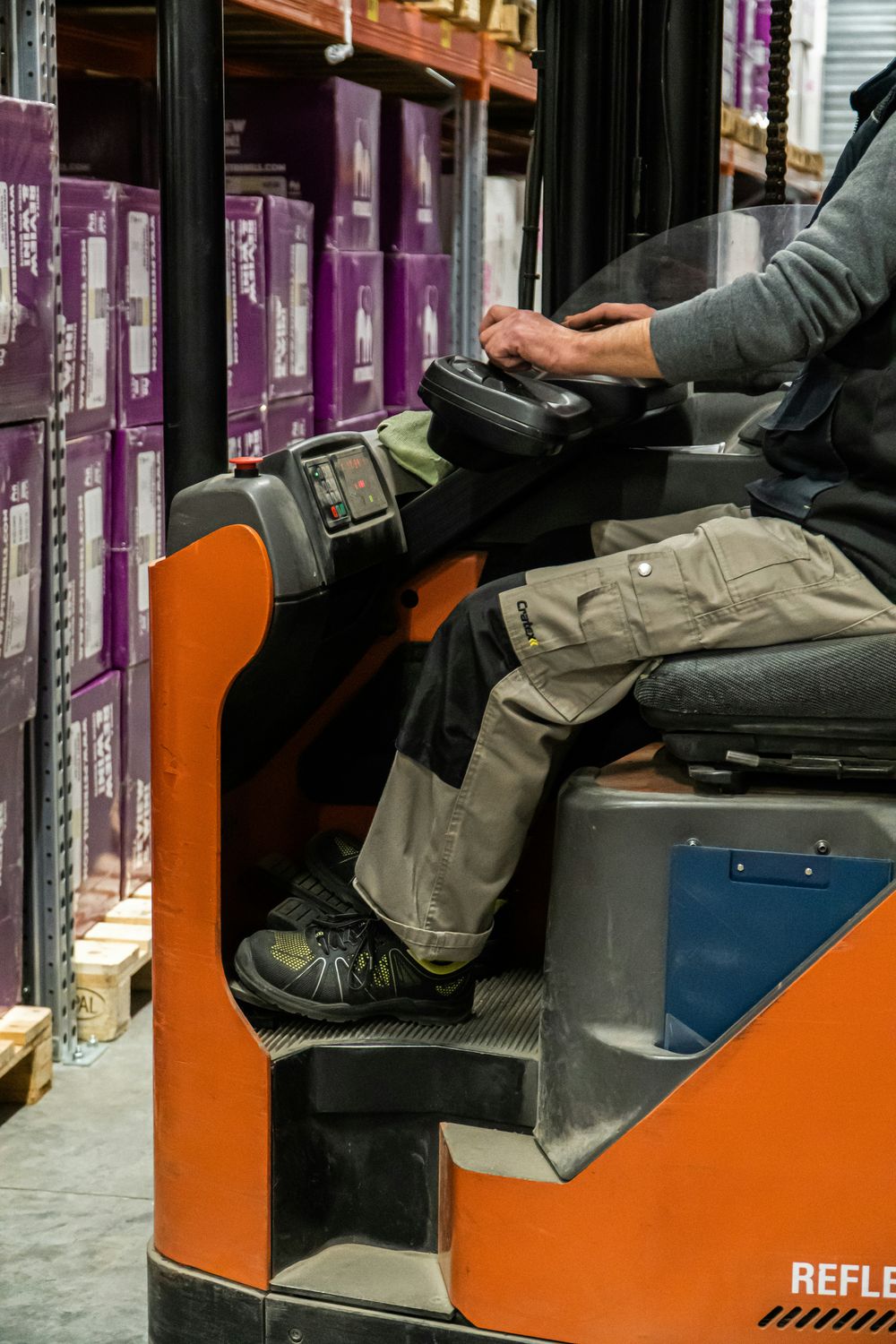 Se requieren mozos de almacén con experiencia y carnet de carretillero en una empresa española en Madrid.