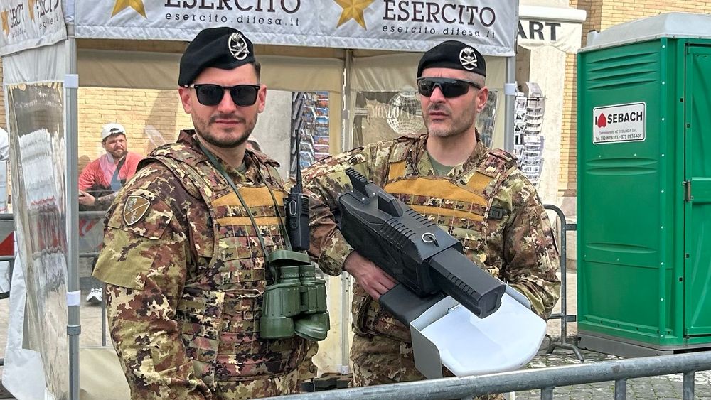 Dos efectivos de seguridad custodian el Vaticano con rifles antidron, en el marco del dispositivo de seguridad por el funeral del papa Francisco.&nbsp;