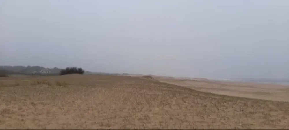 El terreno se encuentra a metros del mar.