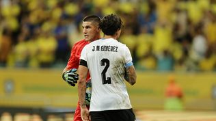 Sergio Rochet y José María Giménez de la selección de Uruguay que empató ante Brasil por Eliminatorias