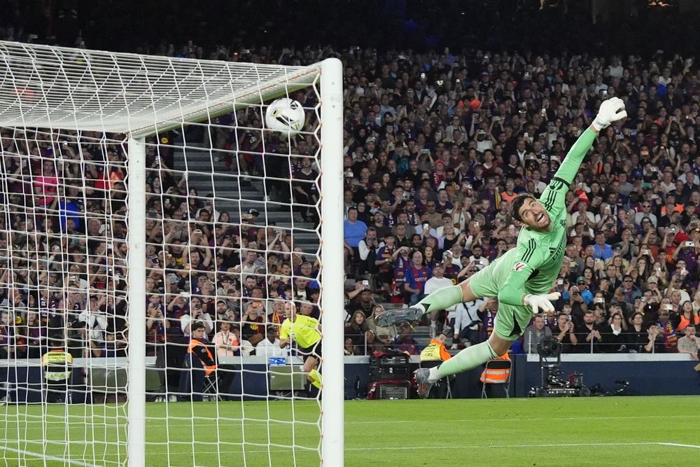 El guardameta belga de Real Madrid, Thibaut Courtois, intenta detener la falta lanzada por el delantero británico de Barcelona, Marcus Rashford, que ha significado el primer gol del equipo blaugrana durante el encuentro correspondiente a la jornada 35 de LaLiga de España