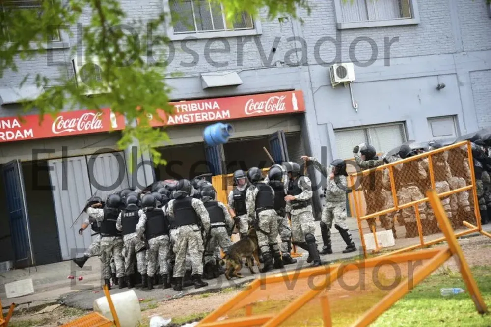 Integrante de la Republicana al que lo golpeó una de las garrafas de 13 kilos que tiraron los hinchas manyas