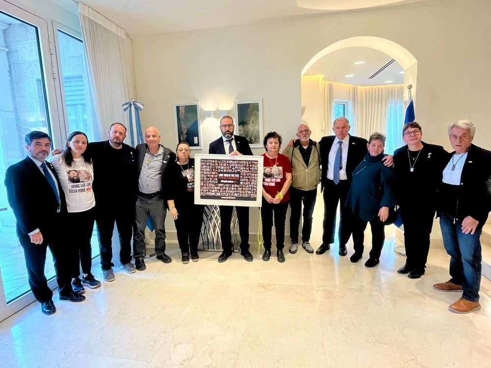 Werthein, con familiares de secuestrados.jpg