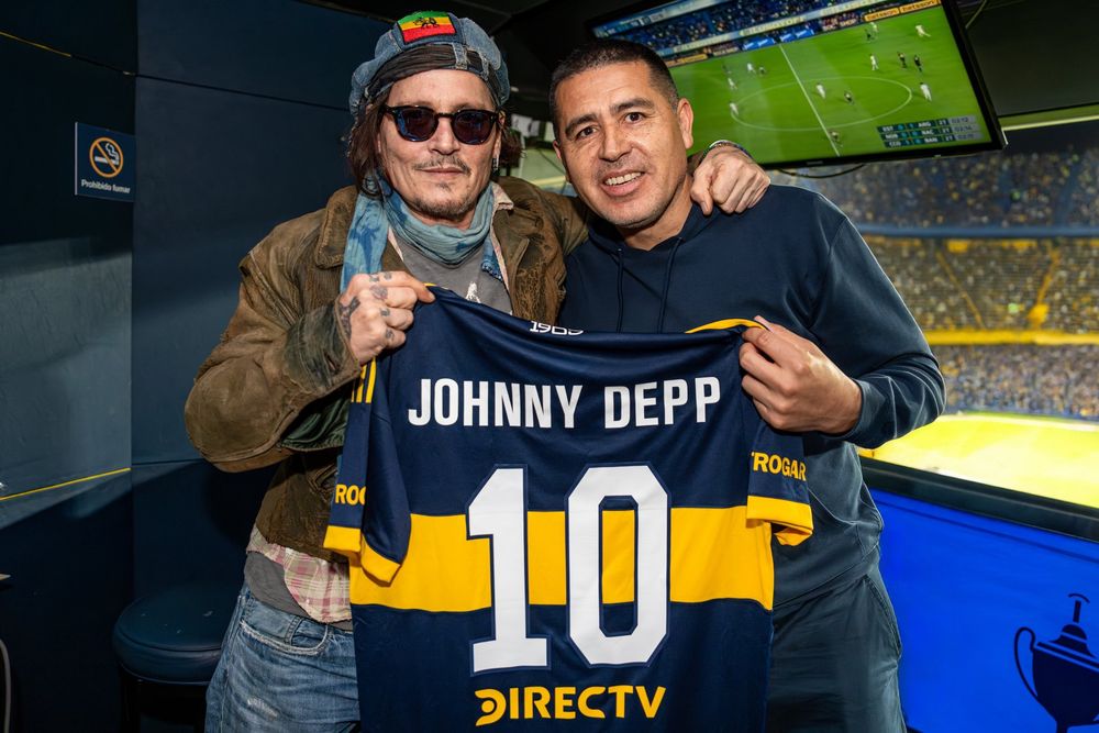 Johnny Depp junto a Juan Román Riquelme