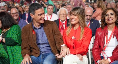 El presidente del Gobierno y secretario general del PSOE, Pedro Sánchez, en la clausura del 41 Congreso Federal del PSOE en Sevilla, junto a su mujer, Begoña Gómez.