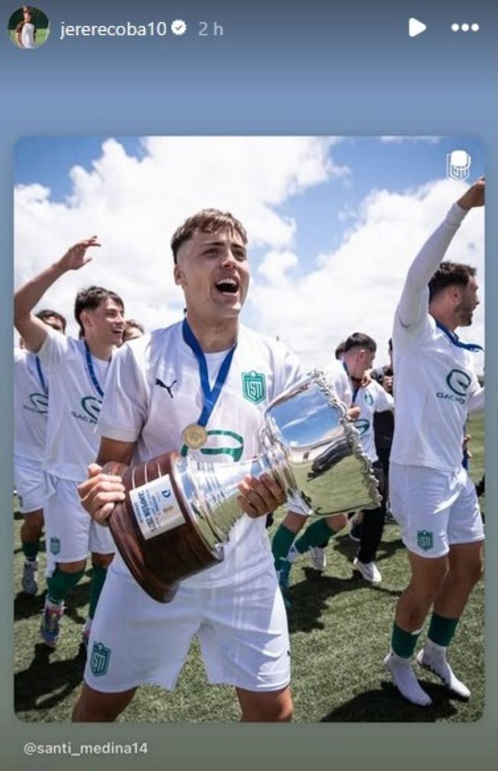 El reconocimiento de Jerem&iacute;a Recoba a Santiago Medina por el t&iacute;tulo con Deportivo LSM