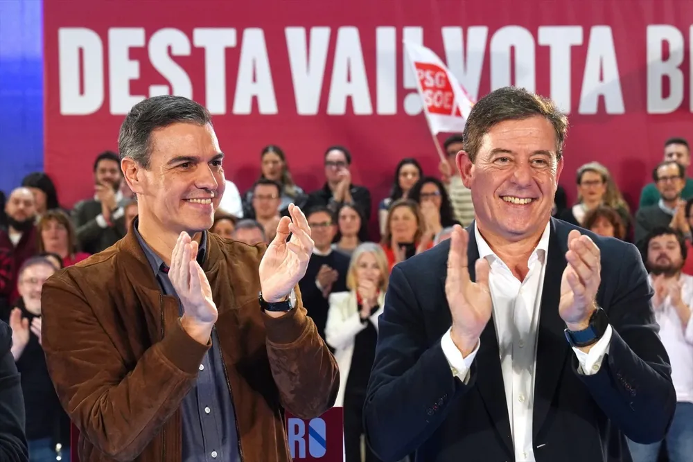 El secretario general del PSOE y presidente del Gobierno, Pedro Sánchez (i) y el candidato del PSdeG a la Presidencia de la Xunta, José Ramón Gómez Besteiro.