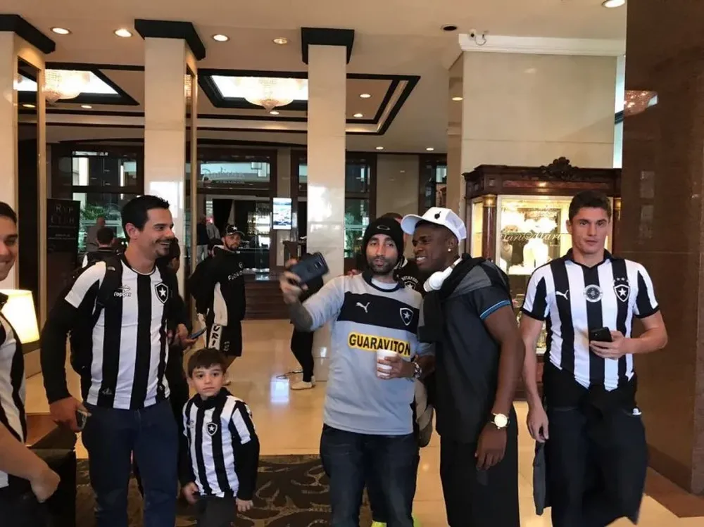 Hinchas de Botafogo junto a jugadores del equipo