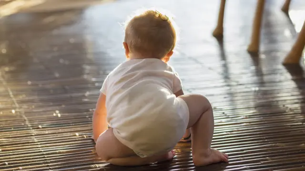 Un bebé gateando, en una imagen de archivo.