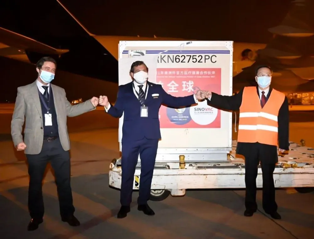 Ignacio Alonso y Alejandro Domínguez en el aeropuerto cuando arribaron las vacunas de Sinovac