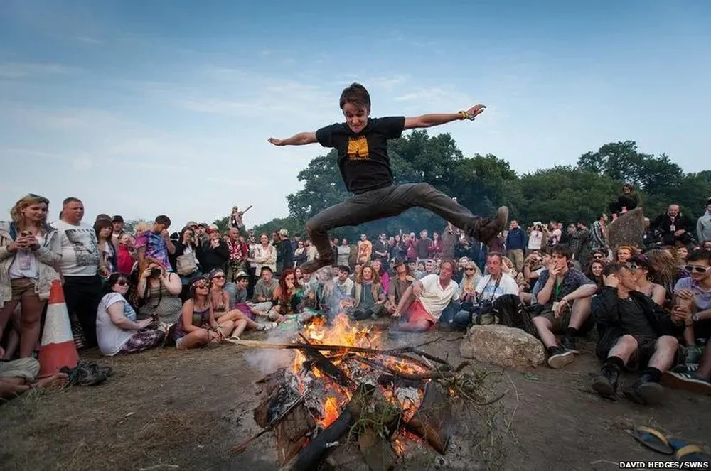 Premio al Fotógrafo Joven del Año fue a esta toma en un círculo de rocas en el Festival de Glastonbury