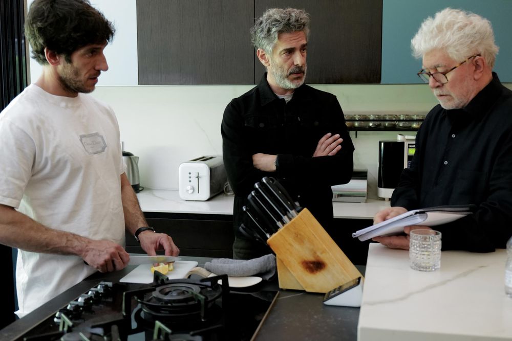 Leonardo Sbaraglia,&nbsp;Quim Gutiérrez&nbsp;y Pedro Almodóvar en el rodaje de `Amarga Navidad´.