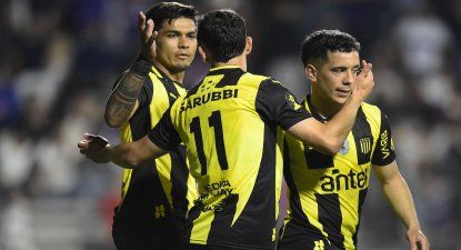 Peñarol 2-0 Defensor Sporting: con goles de Arezo y Maxi Silvera, el equipo de Aguirre eliminó al campeón, clasificó a la final y va por el título de la Copa AUF Uruguay