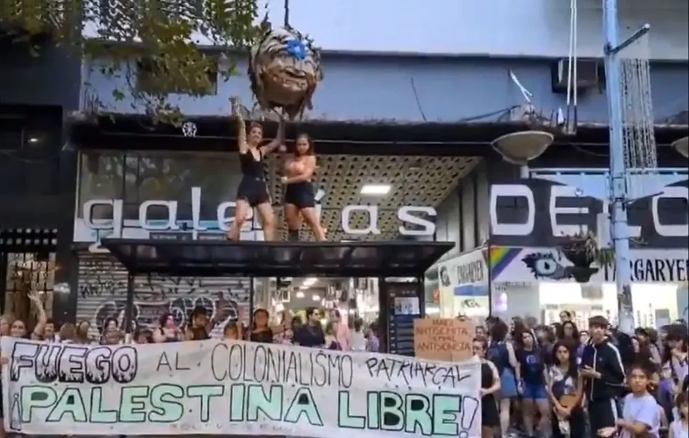 El muñeco con la estrella judía en la frente.