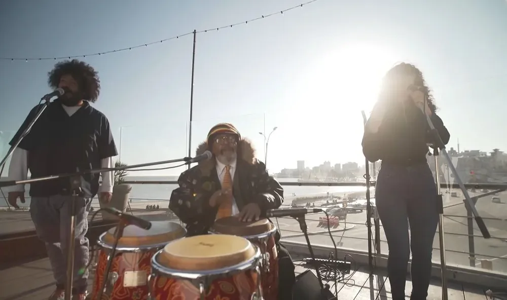 Rada y sus hijos tocando Oye como va