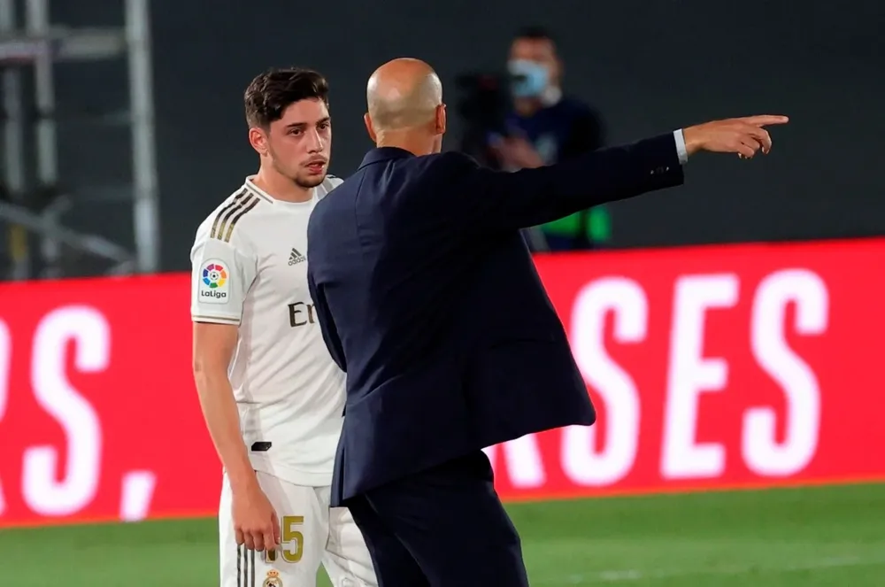 Valverde escucha a Zidane, quien dejó de ser DT del Real Madrid