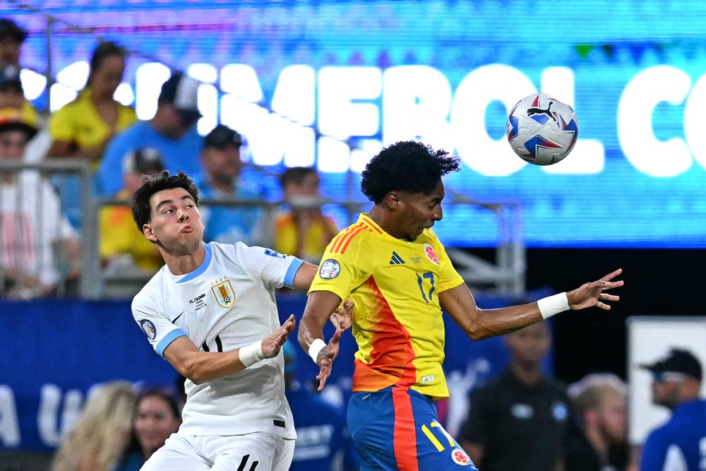 Facundo Pellistri y Johan Mojica