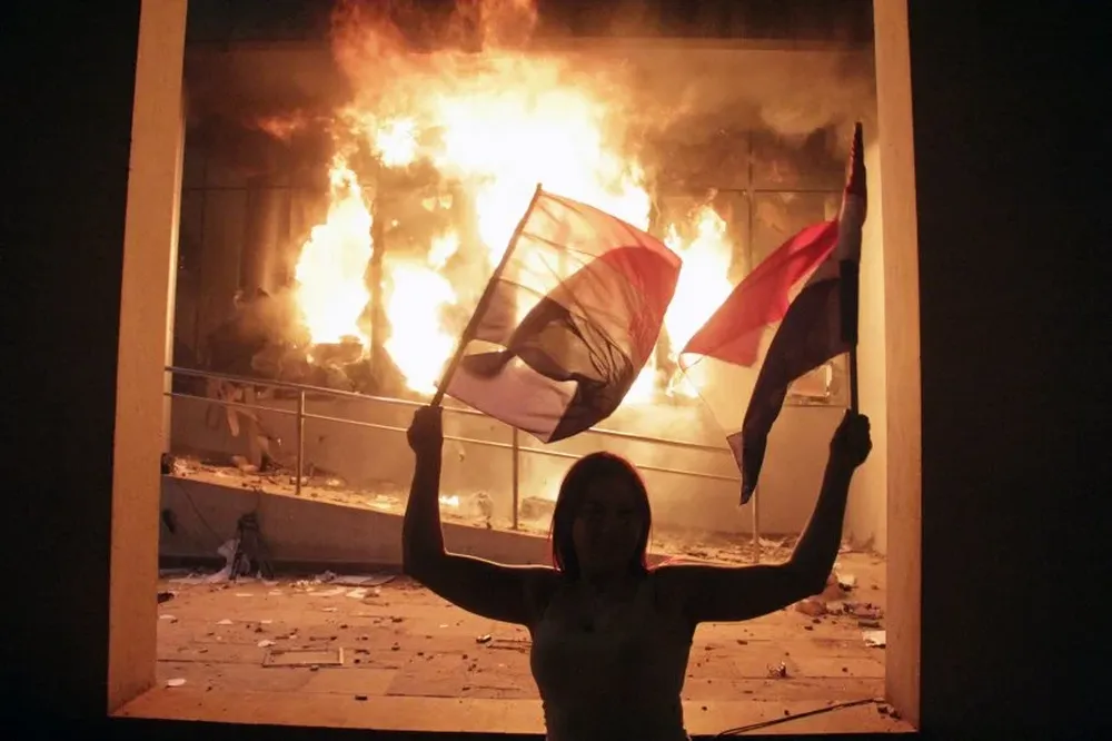 En el interior del congreso paraguayo saquearon las oficinas de senadores que apoyaron la enmienda, antes de provocar un incendio.