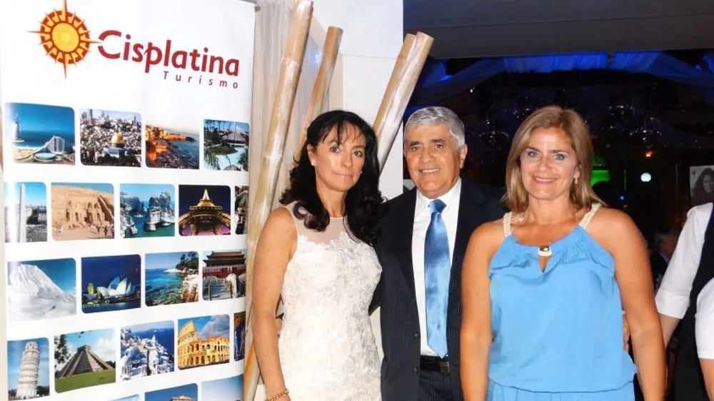 Laura Leiza, Julio Alonso y Gabriela Alonso