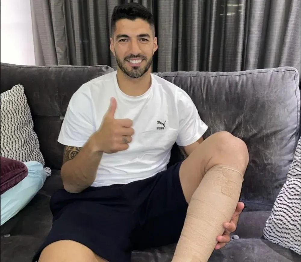 Luis Suárez en su casa recuperándose de la lesión