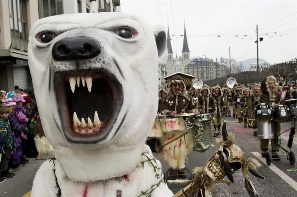 Suiza- Varias personas salen a la calle disfrazadas durante el carnaval de Lucerna