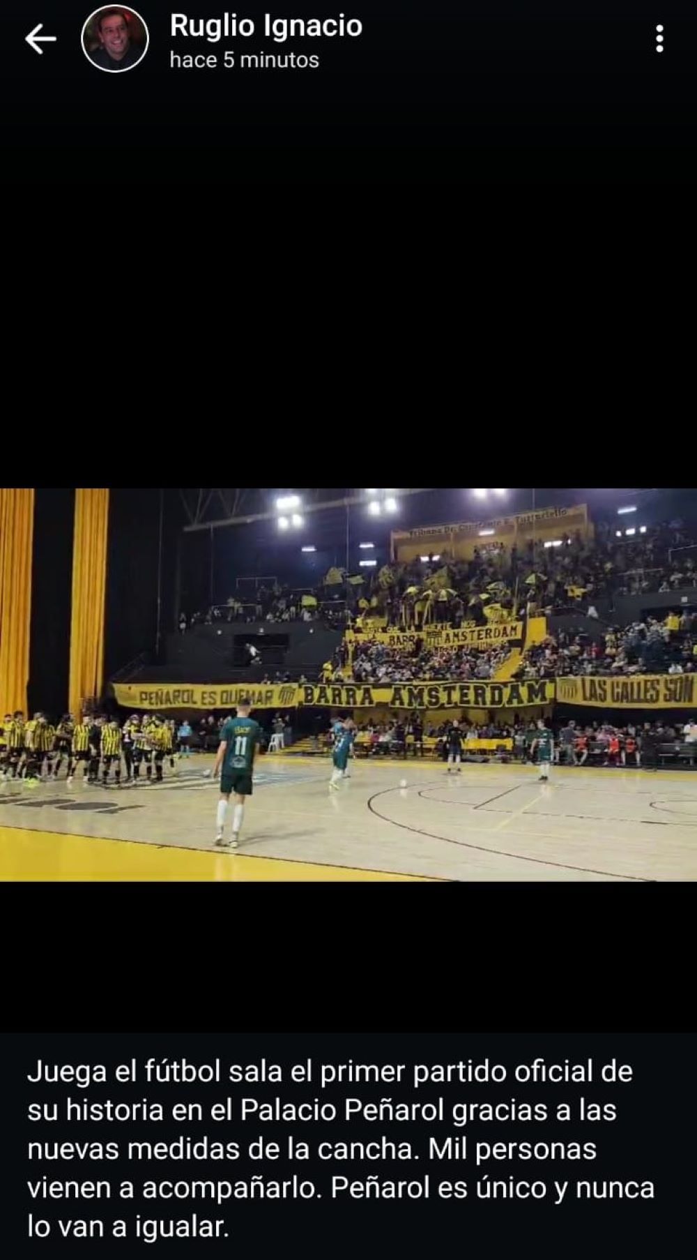 El posteo de Ignacio Ruglio en el partido de Peñarol ante Urupan de fútbol sala, el primero en la historia del Palacio Cr. Gastón Guelfi, con mil hinchas carboneros