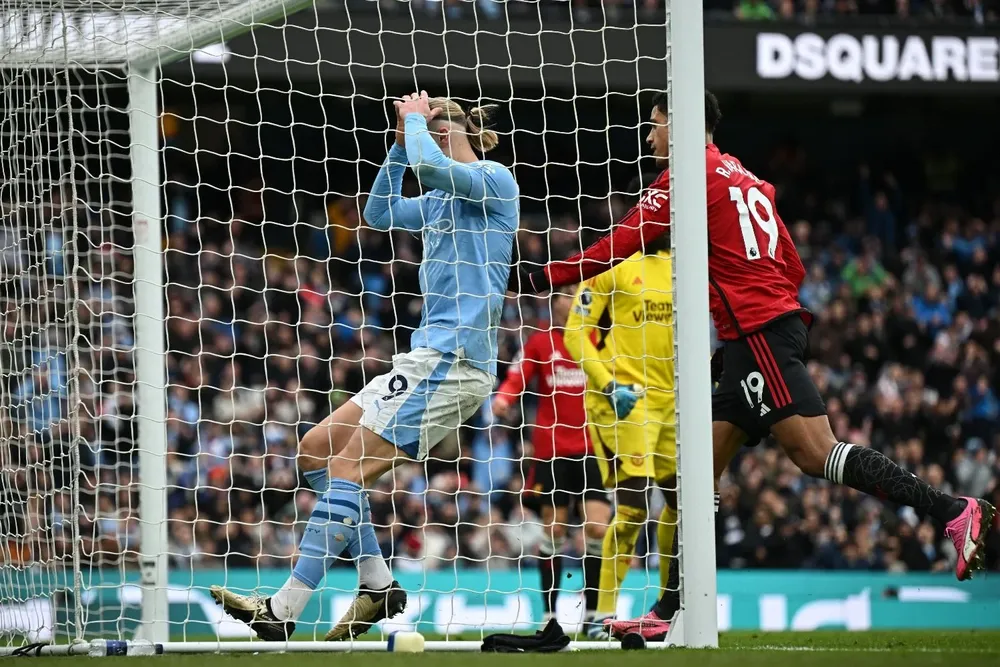 Haaland se toma la cabeza debajo del arco por el gol que erró ante Manchester United