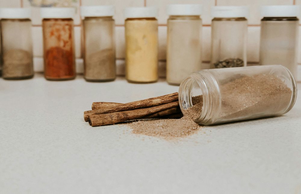 La canela muestra propiedades anti-hiperglucémicas, especialmente en personas con diabetes tipo 2. &nbsp;