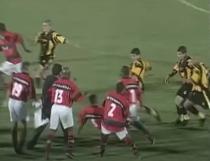 Pelea Peñarol vs Flamengo en 1999