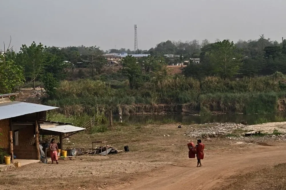 Birmania: ataque a aldea