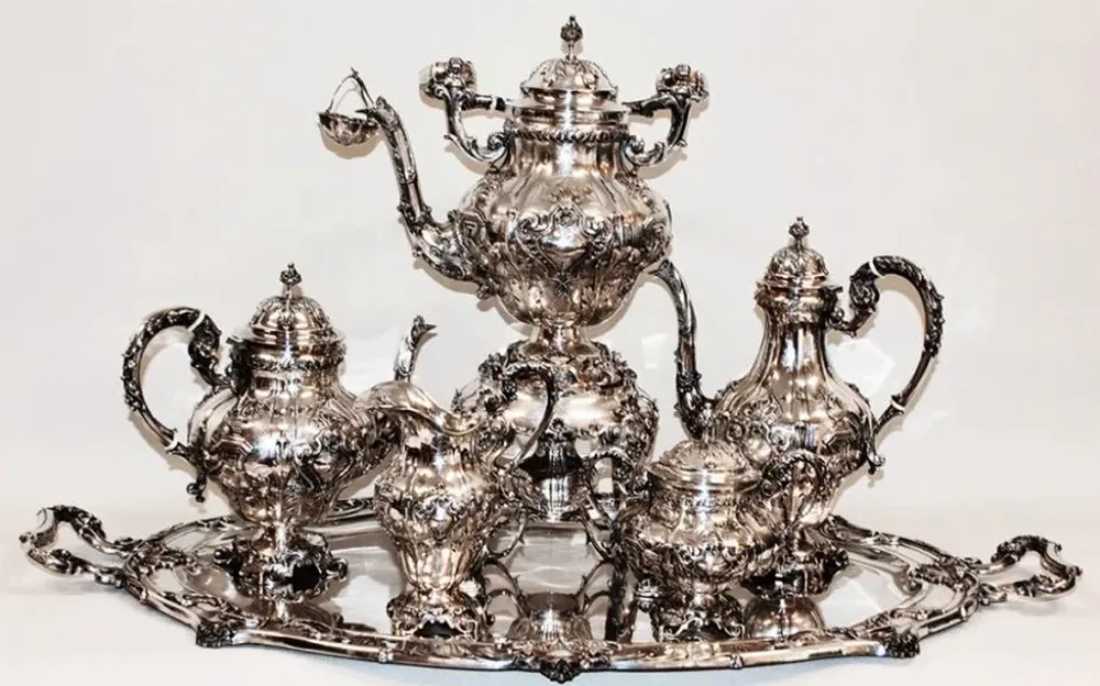 Un juego de té de plata portuguesa del siglo XIX, uno de los lotes destacados del remate de Prilassnig