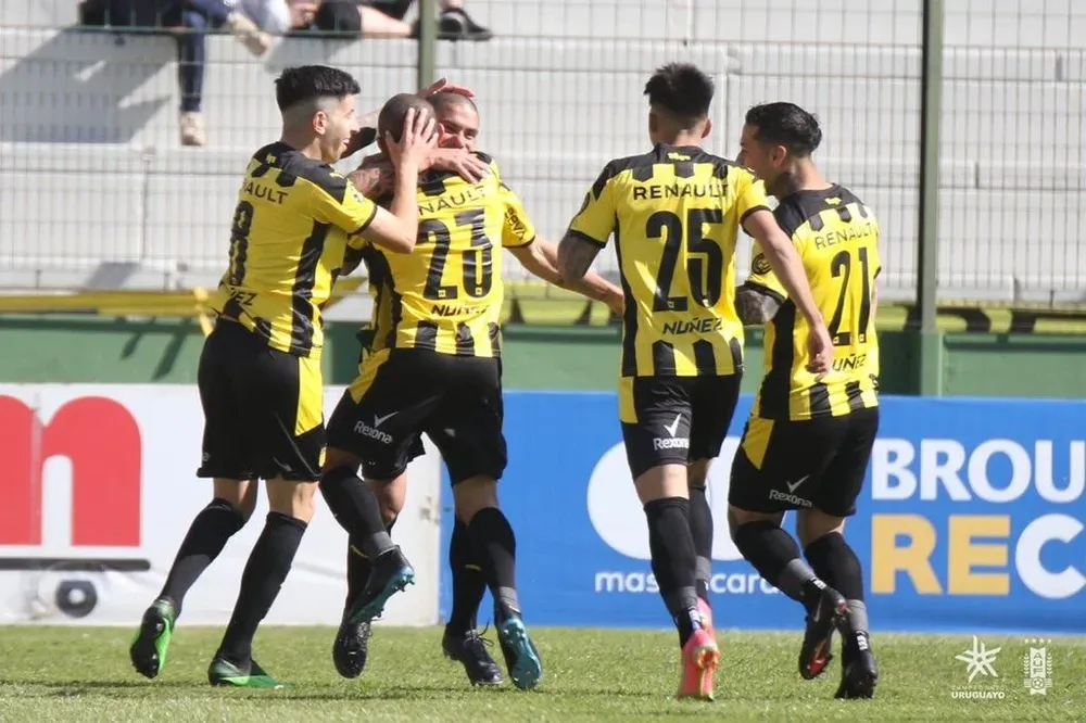 Maximiliano Pereira celebra su gol para el 1-0 ante Rentistas