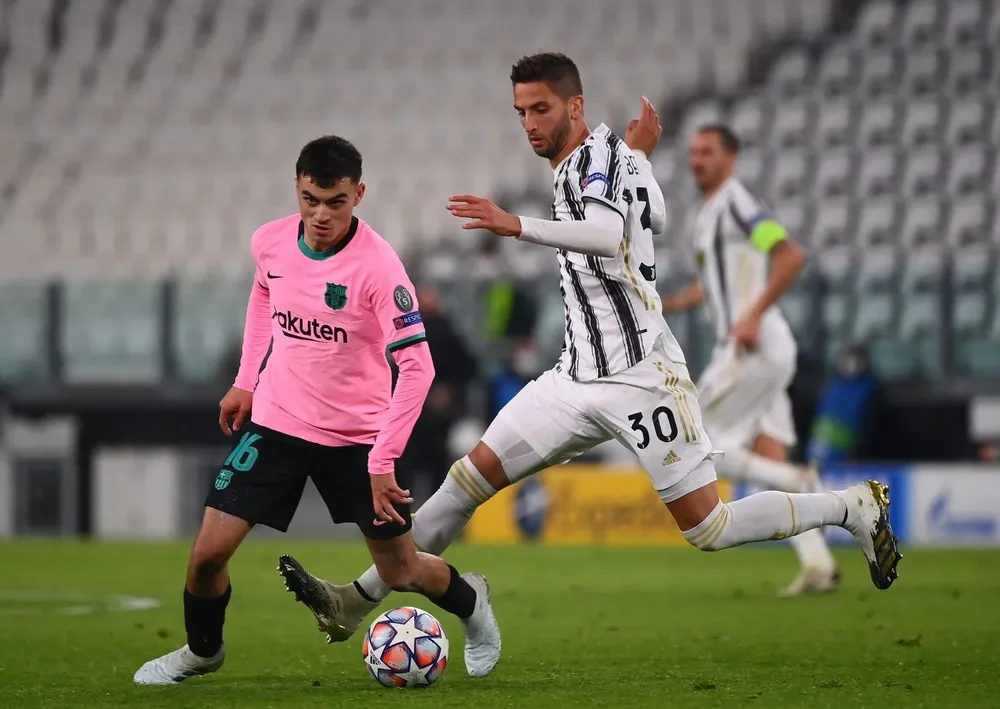 Pedri ante Bentancur