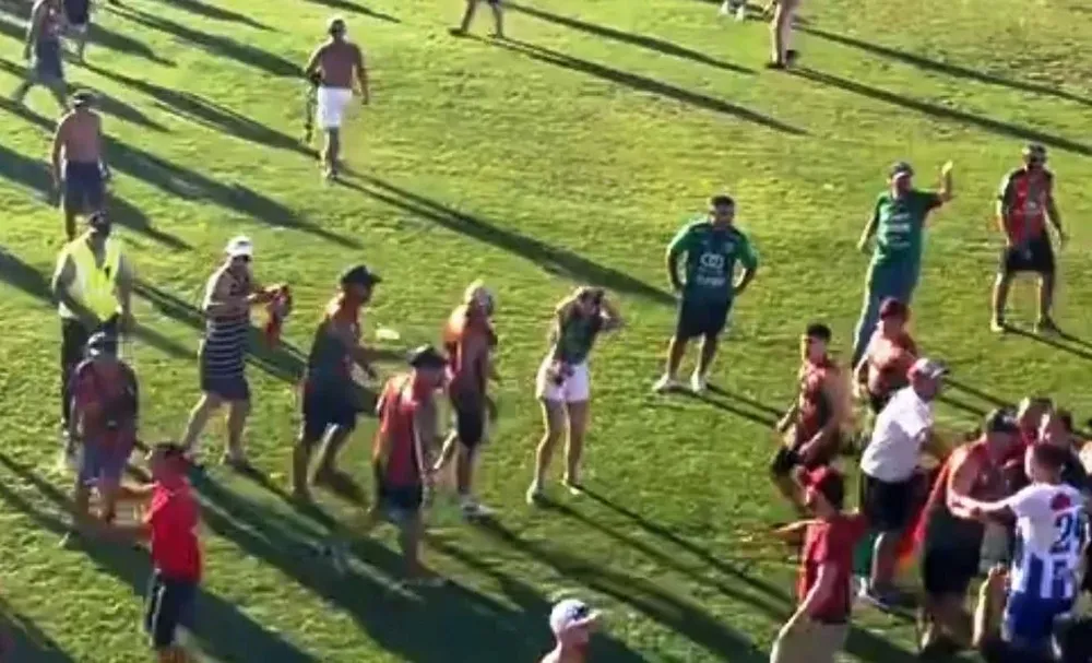 Hinchas de Rampla Juniors en el medio del altercado