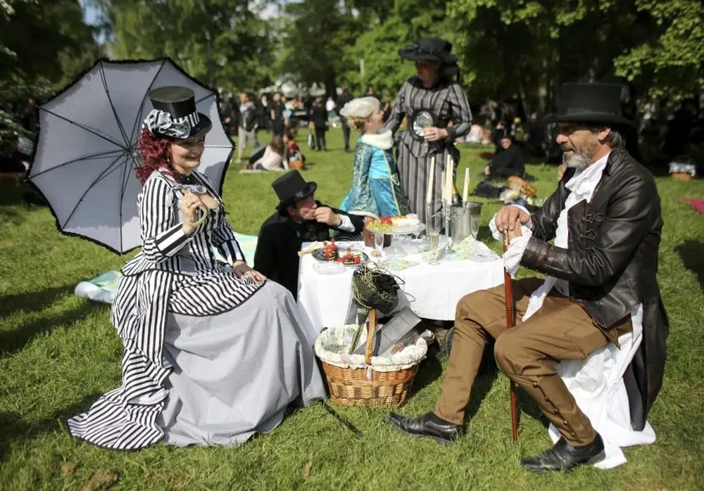 Un grupo de asistentes disfruta de una merienda durante el festival gótico en Alemania.