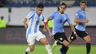 Claudio Echeverri y Alfonso Montero en Argentina vs Uruguay en el Sudamericano sub 20