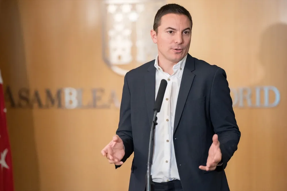 El portavoz del PSOE en la Asamblea, Juan Lobato, ofrece declaraciones durante un pleno de la Asamblea de Madrid