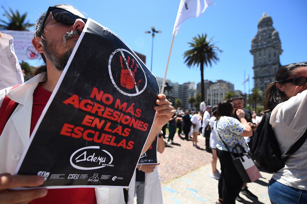Manifestación de maestros sindicalizados frente a Torre Ejecutiva.