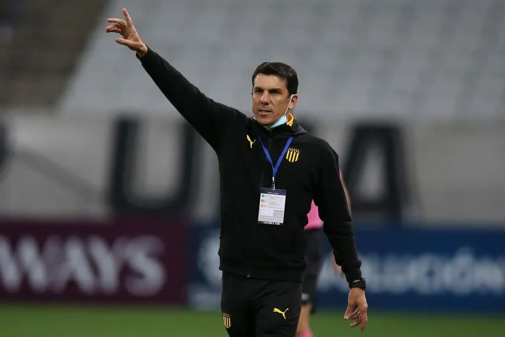 Mauricio Larriera afronta dos clásicos que serán decisivos en su continuidad o no al frente de Peñarol