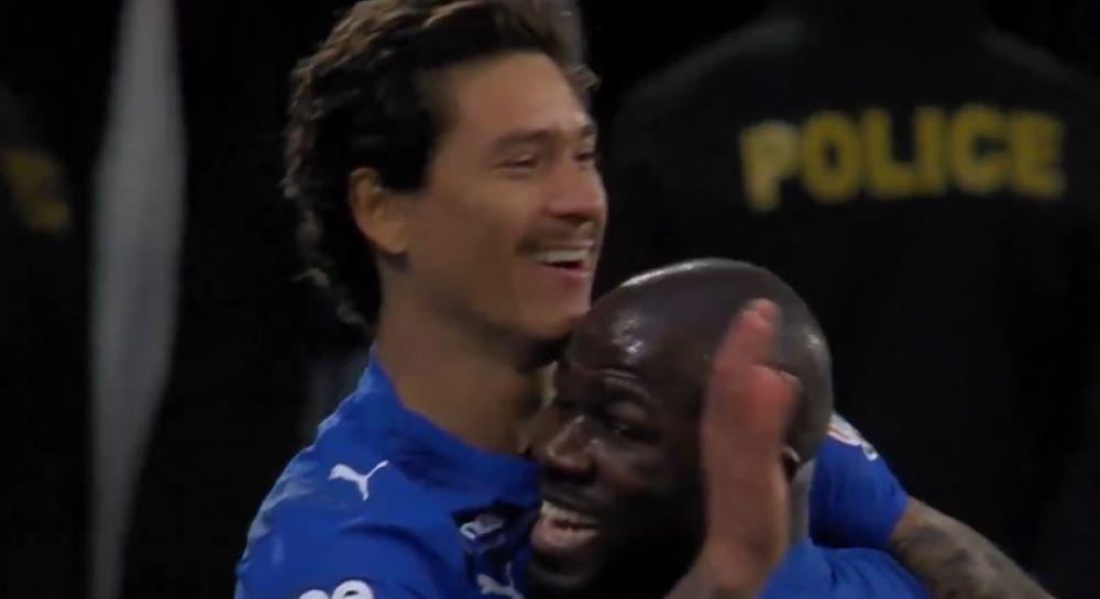 Darwin Núñez celebra un nuevo gol para Al-Hilal junto al senegalés Kalidou Koulibaly