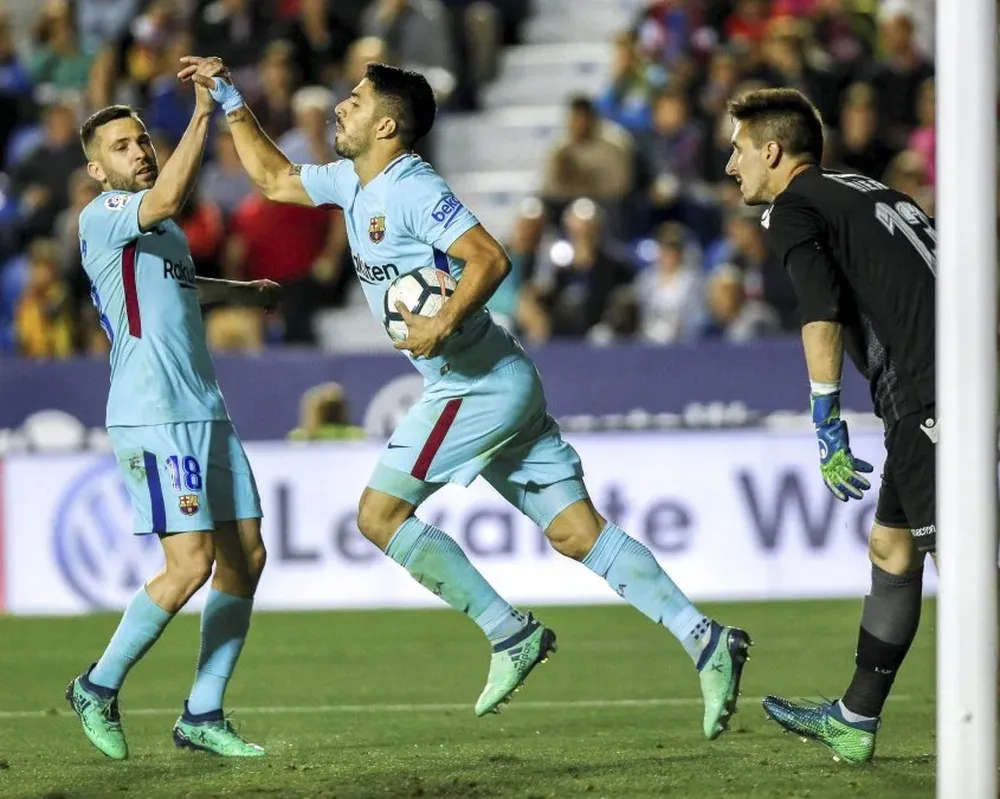 Luis Suárez, marcó de penal, pero no alcanzó para ganar a Levante